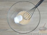 Фото приготовления рецепта: Кекс в кружке, с грецкими орехами и изюмом (в микроволновке) - шаг №4