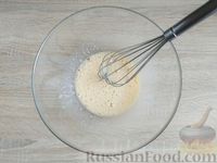 Фото приготовления рецепта: Кекс в кружке, с грецкими орехами и изюмом (в микроволновке) - шаг №5