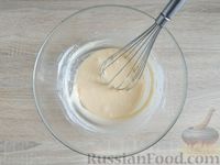 Фото приготовления рецепта: Кекс в кружке, с грецкими орехами и изюмом (в микроволновке) - шаг №7