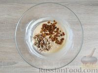Фото приготовления рецепта: Кекс в кружке, с грецкими орехами и изюмом (в микроволновке) - шаг №8