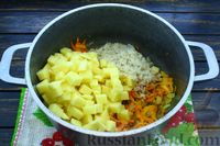Фото приготовления рецепта: Суп с крабовыми палочками, рисом и кукурузой - шаг №6