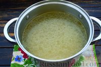 Фото приготовления рецепта: Суп с брокколи и чечевицей, на курином бульоне - шаг №4