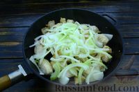 Фото приготовления рецепта: Филе индейки, тушенное с луком в сметане и соевом соусе - шаг №7