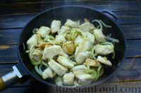 Фото приготовления рецепта: Филе индейки, тушенное с луком в сметане и соевом соусе - шаг №8