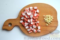 Фото приготовления рецепта: Макароны с крабовыми палочками, сметаной и чесноком - шаг №3