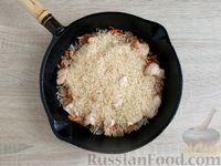 Фото приготовления рецепта: Рис с индейкой  (на сковороде) - шаг №8