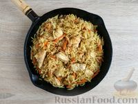 Фото приготовления рецепта: Рис с индейкой  (на сковороде) - шаг №13