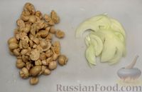 Фото приготовления рецепта: Салат с квашеной капустой, фасолью, горошком и грибами - шаг №5