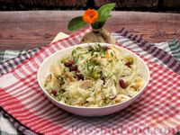 Фото приготовления рецепта: Салат с квашеной капустой, фасолью, горошком и грибами - шаг №9