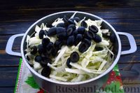 Фото приготовления рецепта: Солянка из капусты с маслинами - шаг №9