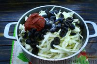 Фото приготовления рецепта: Солянка из капусты с маслинами - шаг №10