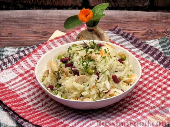 Салат с фасолью, яйцами, кукурузой и грибами: рецепт - Лайфхакер