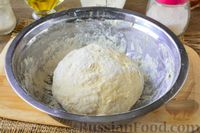 Фото приготовления рецепта: Дрожжевые мини-пироги с курицей и картошкой - шаг №7