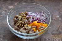 Фото приготовления рецепта: Мясной салат с тыквой, консервированной фасолью, шампиньонами и луком - шаг №6