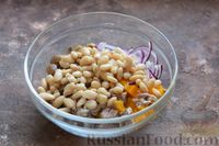Фото приготовления рецепта: Мясной салат с тыквой, консервированной фасолью, шампиньонами и луком - шаг №7