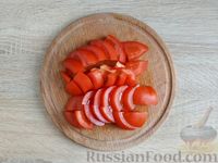 Фото приготовления рецепта: Яичница с индейкой и помидорами - шаг №6