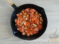 Фото приготовления рецепта: Яичница с индейкой и помидорами - шаг №8