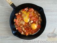 Фото приготовления рецепта: Яичница с индейкой и помидорами - шаг №9