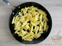 Фото приготовления рецепта: Картошка, жаренная с квашеной капустой - шаг №4
