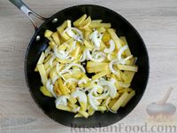 Фото приготовления рецепта: Картошка, жаренная с квашеной капустой - шаг №6
