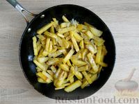 Фото приготовления рецепта: Картошка, жаренная с квашеной капустой - шаг №8