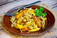 Фото приготовления рецепта: Картошка, жаренная с квашеной капустой - шаг №11