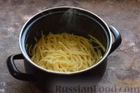 Фото приготовления рецепта: Запеканка из спагетти с творогом и изюмом - шаг №5