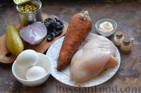 Фото приготовления рецепта: Слоёный салат с курицей, морковью, солёными огурцами и зелёным горошком - шаг №1