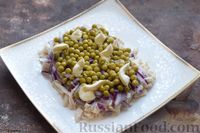 Фото приготовления рецепта: Слоёный салат с курицей, морковью, солёными огурцами и зелёным горошком - шаг №11