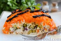 Фото приготовления рецепта: Слоёный салат с курицей, морковью, солёными огурцами и зелёным горошком - шаг №17