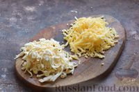 Фото приготовления рецепта: Скумбрия, запечённая с отварным картофелем, грибами и сыром - шаг №8