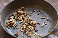 Фото приготовления рецепта: Скумбрия, запечённая с отварным картофелем, грибами и сыром - шаг №7
