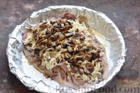 Фото приготовления рецепта: Скумбрия, запечённая с отварным картофелем, грибами и сыром - шаг №12