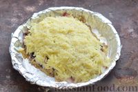 Фото приготовления рецепта: Скумбрия, запечённая с отварным картофелем, грибами и сыром - шаг №13