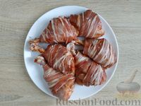 Фото приготовления рецепта: Куриные голени, запечённые в беконе - шаг №9