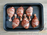 Фото приготовления рецепта: Куриные голени, запечённые в беконе - шаг №10