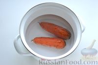 Фото приготовления рецепта: Слоёный салат с курицей, свёклой, морковью и сыром - шаг №3