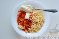 Фото приготовления рецепта: Слоёный салат с курицей, свёклой, морковью и сыром - шаг №11