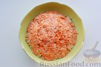 Фото приготовления рецепта: Слоёный салат с курицей, свёклой, морковью и сыром - шаг №12