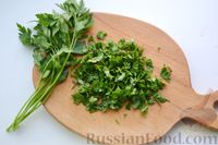 Фото приготовления рецепта: Слоёный салат с курицей, свёклой, морковью и сыром - шаг №14