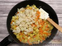 Фото приготовления рецепта: Картофельная запеканка с цветной капустой и сыром (на сковороде) - шаг №4