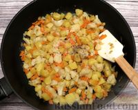 Фото приготовления рецепта: Картофельная запеканка с цветной капустой и сыром (на сковороде) - шаг №5