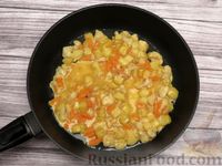 Фото приготовления рецепта: Картофельная запеканка с цветной капустой и сыром (на сковороде) - шаг №9