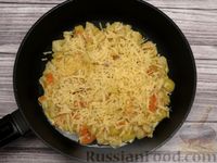 Фото приготовления рецепта: Картофельная запеканка с цветной капустой и сыром (на сковороде) - шаг №10