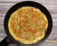 Фото приготовления рецепта: Картофельная запеканка с цветной капустой и сыром (на сковороде) - шаг №12