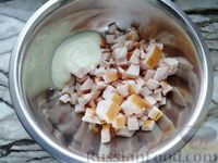 Фото приготовления рецепта: Слоёный салат с копчёной курицей, свёклой, картофелем и морковью по-корейски - шаг №9