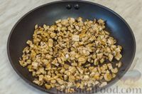 Фото приготовления рецепта: Дрожжевой пирог с индейкой, картошкой и грибами - шаг №11