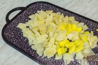 Фото приготовления рецепта: Дрожжевой пирог с индейкой, картошкой и грибами - шаг №17