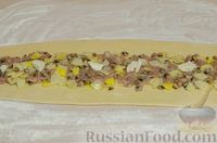 Фото приготовления рецепта: Дрожжевой пирог с индейкой, картошкой и грибами - шаг №20