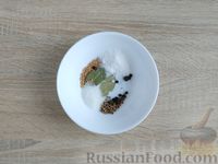 Фото приготовления рецепта: Маринованная скумбрия в масле, с луком - шаг №5